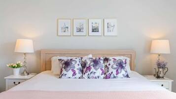 3 bedrooms, desk, iron/ironing board, travel crib