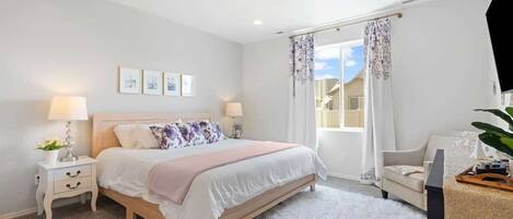 3 chambres, bureau, fer et planche à repasser, lit parapluie