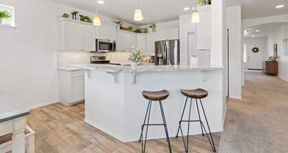 Explorer's House, Firepit, Sleeps 10 w/Game Room