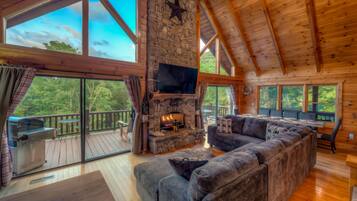 Cabin, 4 Bedrooms | Living room