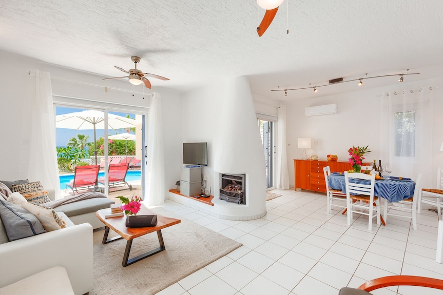 Villa Topaz Bay - Great Location, 4 Beds, Private Pool - Paphos