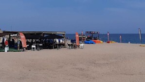 A beachside restaurant with outdoor seating and a view of the sea. - Perla del Mar - one step from the beach and center of Platja d'Aro (Castell-Platja d'Aro)