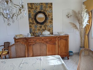 6 bedrooms, desk, iron/ironing board, WiFi