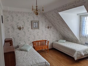 5 bedrooms, desk, iron/ironing board, WiFi