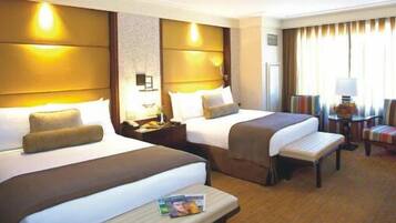 Family Suite | Desk, laptop workspace, free WiFi, bed sheets