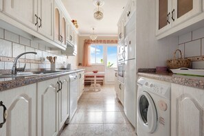 雪櫃、微波爐、焗爐、爐具