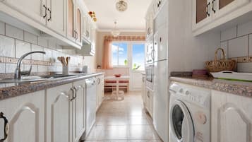 Køleskab, mikrobølgeovn, ovn, kogeplade