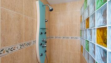 Bathtub, free toiletries, hair dryer, towels