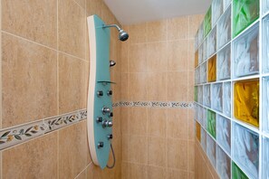 Bathtub, free toiletries, hair dryer, towels - Holiday Rental "V Vacacional con Encanto la Orotava" with Sea Views, Pool & Wi-Fi (La Orotava)