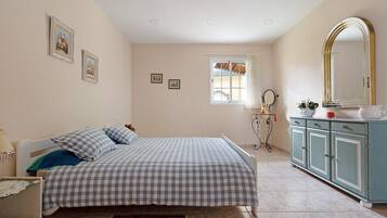 3 makuuhuonetta, silitysrauta/-lauta, ilmainen Wi-Fi, vuodevaatteet