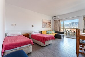 TV - PYR Studio Apartment with Sea View, Mountain View, Pool, Wi-Fi, A/C & Terrace (Fuengirola)