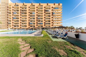A heated pool - PYR Studio Apartment with Sea View, Mountain View, Pool, Wi-Fi, A/C & Terrace (Fuengirola)