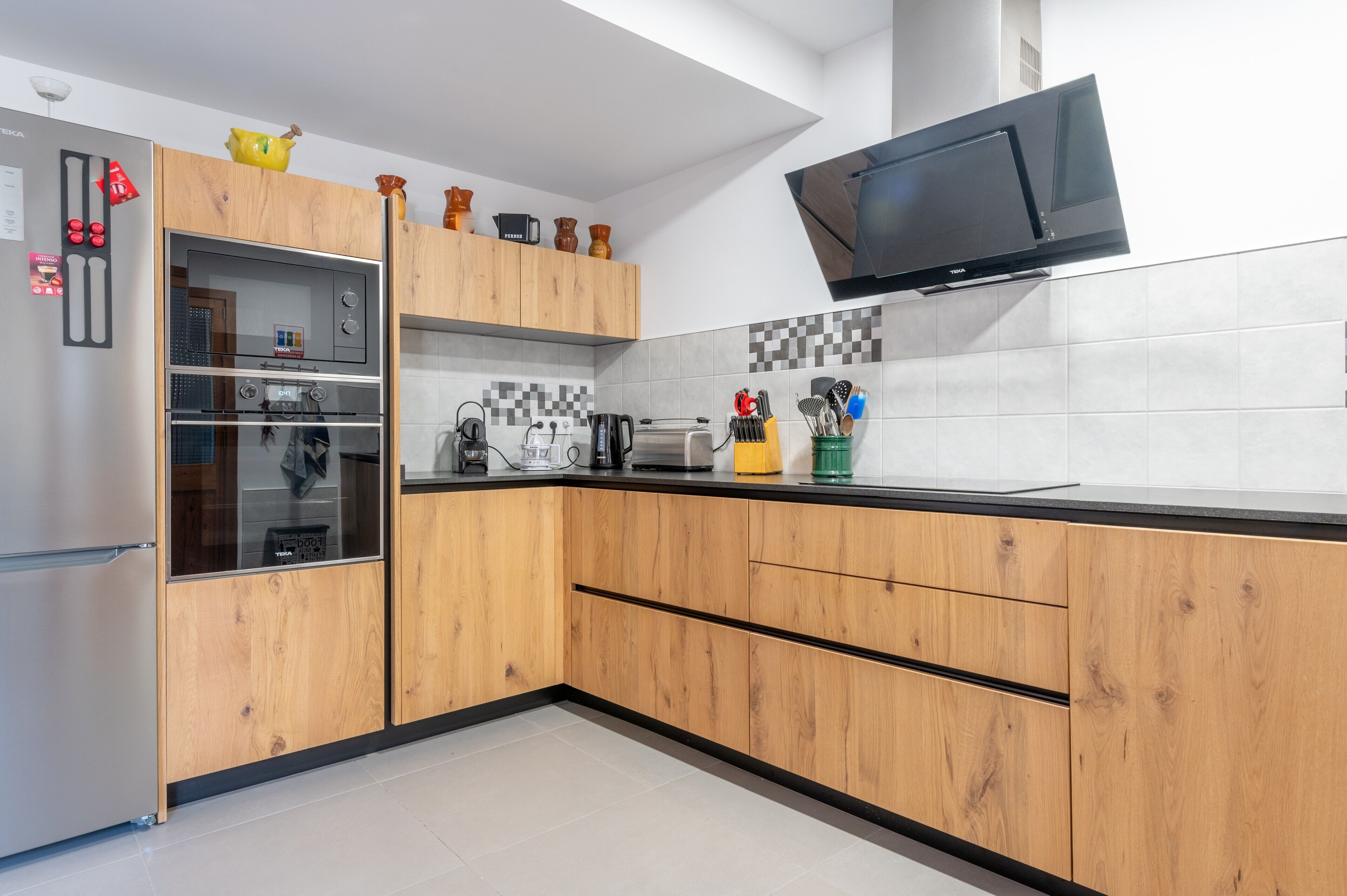 Kylskåp, mikrovågsugn, ugn och spishäll