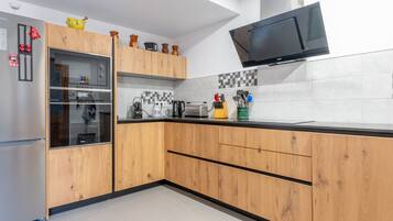 Kylskåp, mikrovågsugn, ugn och spishäll