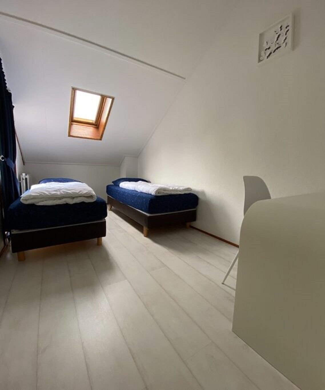 2 slaapkamers, een bureau, een strijkplank/strijkijzer, reisbedje