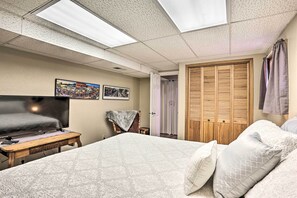 2 bedrooms, desk, iron/ironing board, travel cot - Walk to Main St: Sturgis Apt w/ Grill! (Sturgis)
