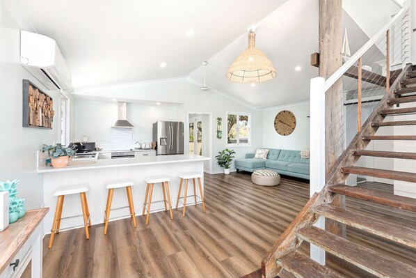 Smart TV, video games, books, music library - Villa Sunshine - Pet Friendly Fully Air conditioned (Toogoom)