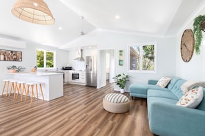 Smart TV, video games, books, music library - Villa Sunshine - Pet Friendly Fully Air conditioned (Toogoom)