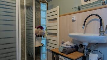 Dusche, Handtücher, Toilettenpapier