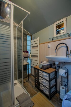 Dusche, Handtücher, Toilettenpapier