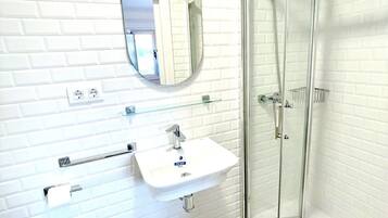 Een douche, gratis toiletartikelen, een haardroger, handdoeken