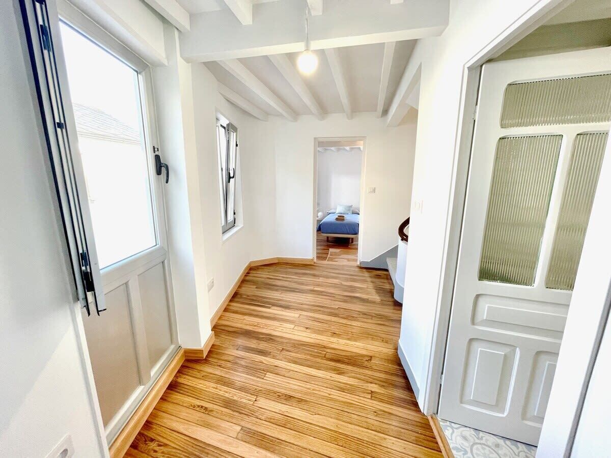 4 slaapkamers, een bureau, een strijkplank/strijkijzer, reisbedje