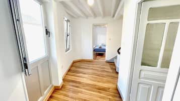 4 slaapkamers, een bureau, een strijkplank/strijkijzer, reisbedje