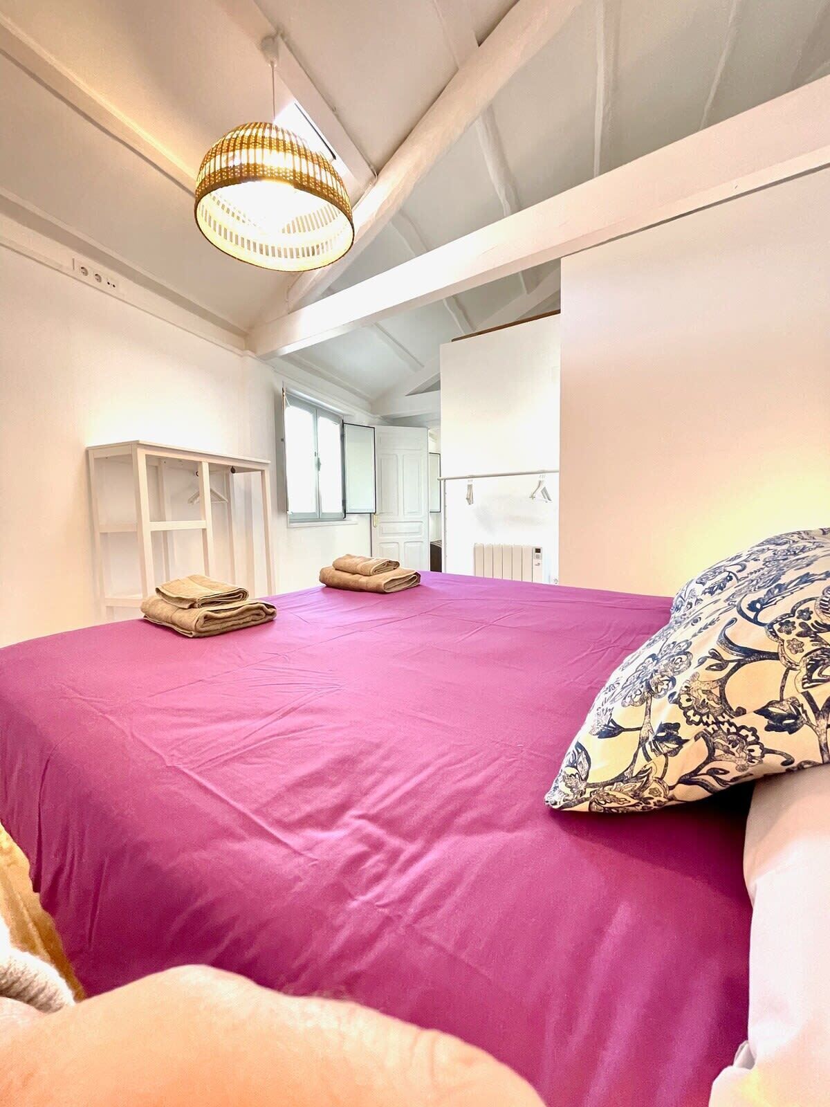4 slaapkamers, een bureau, een strijkplank/strijkijzer, reisbedje