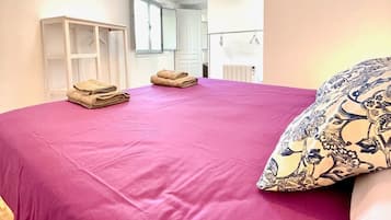 4 slaapkamers, een bureau, een strijkplank/strijkijzer, reisbedje