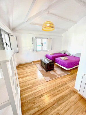 4 bedrooms, desk, iron/ironing board, travel crib - The Cliffs - Whitesand Porto do Bares (Porto de Bares)