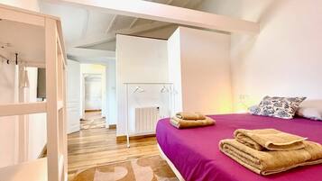 4 dormitorios, escritorio, tabla de planchar con plancha y cuna de viaje