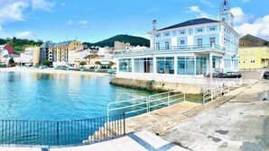 A waterfront building with a balcony, a clock tower, and a clear view of the water. - The Cliffs - Sunset Village Beach 3E (Viveiro)