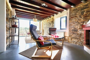 TV, fireplace, offices - The Cliffs - Picon Seaside Cottage (Ortigueira)