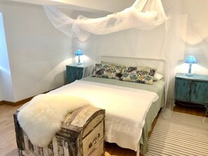 2 chambres, bureau, fer et planche à repasser, lit parapluie