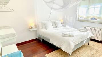 5 bedrooms, desk, iron/ironing board, travel crib