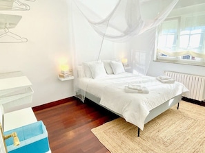 5 bedrooms, desk, iron/ironing board, travel cot