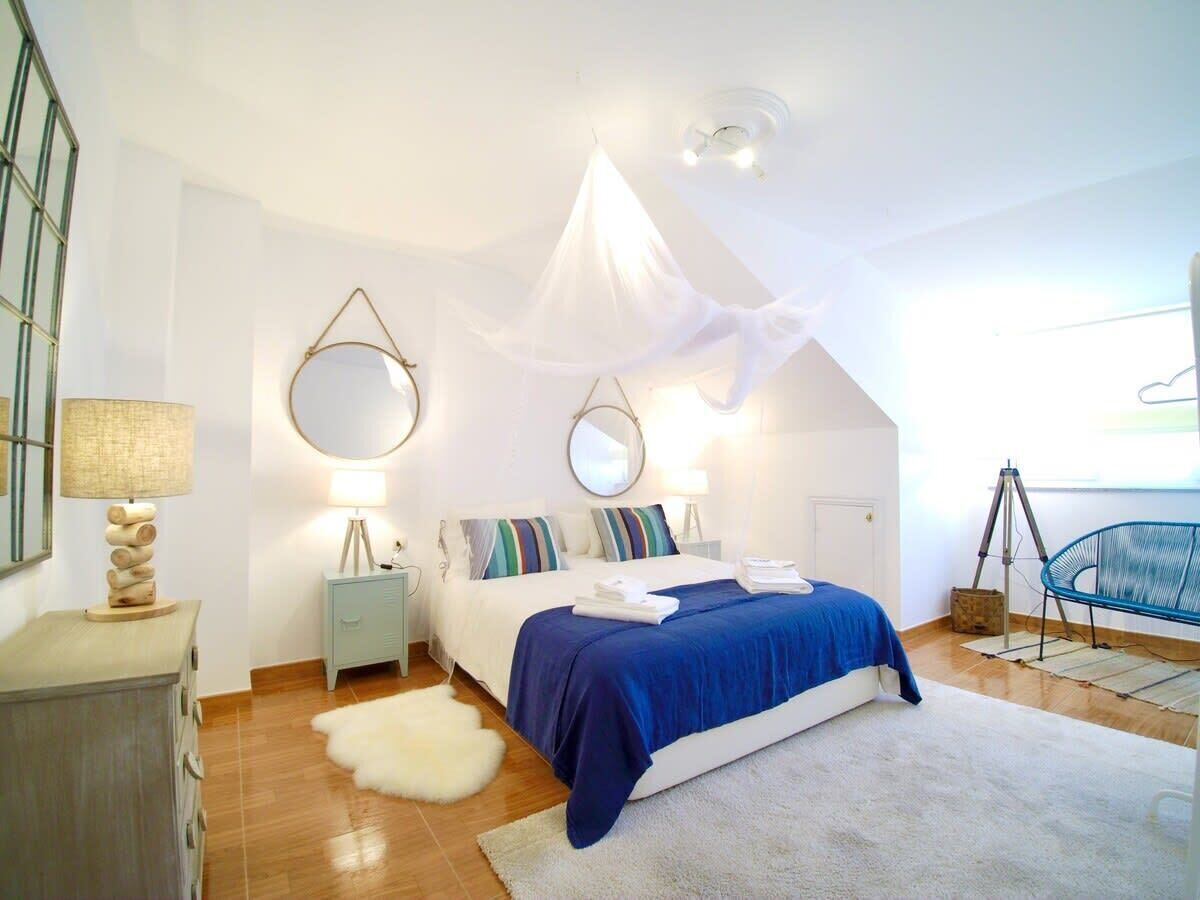 5 slaapkamers, een bureau, een strijkplank/strijkijzer, reisbedje