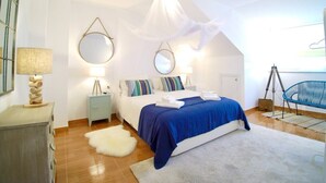 A bedroom with a bed, bedside tables, a lamp, a mirror, a chair, and a window. - The Cliffs - Le nid de Martina (Porto do Barqueiro)
