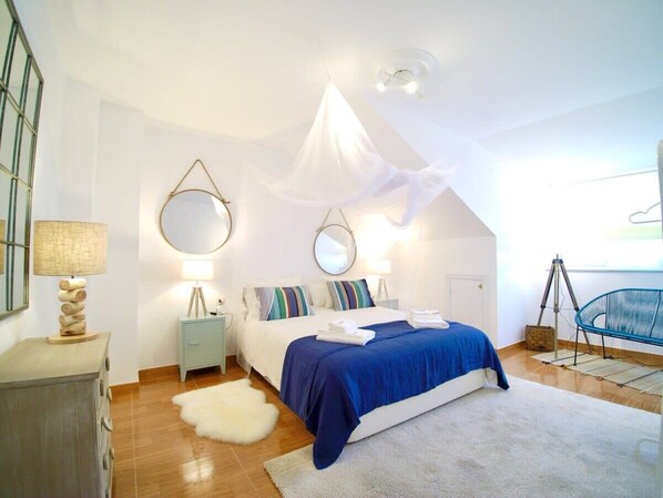 5 makuuhuonetta, työpöytä, silitysrauta/-lauta, vauvan matkasänky