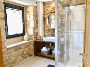 Dusche, Haartrockner, Handtücher