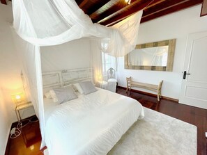 4 chambres, bureau, fer et planche à repasser, lit de bébé portatif