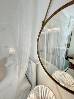 4 habitaciones, escritorio y tabla de planchar con plancha 