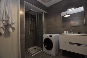 Dusche, Haartrockner, Handtücher