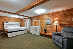 4 bedrooms, WiFi - Whispering Waters Lodge with Waterfall, Pond and Trails on Property in Delta, WI (Iron River)