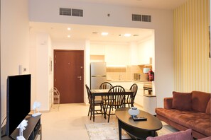 Appartement Standard | Coin séjour | Télévision LED de 32 pouces avec chaînes par câble, télévision