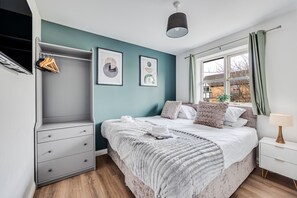 3 bedrooms, iron/ironing board, travel cot, free WiFi - Tattenhoe House • Great Location • Free Parking • Smart TV • Garden (Milton Keynes)