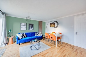 TV, Netflix, streaming services - Tattenhoe House • Great Location • Free Parking • Smart TV • Garden (Milton Keynes)