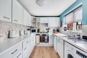 Fridge, microwave, oven, stovetop - Tattenhoe House • Great Location • Free Parking • Smart TV • Garden (Milton Keynes)