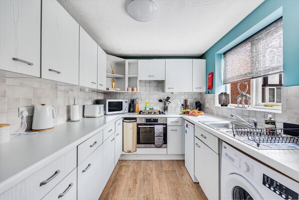 Kühlschrank, Mikrowelle, Ofen, Herdplatte