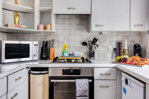 Fridge, microwave, oven, stovetop - Tattenhoe House • Great Location • Free Parking • Smart TV • Garden (Milton Keynes)